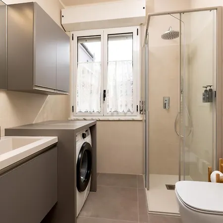 Apartman Modern 2-bed Flat, 250m From Sea *